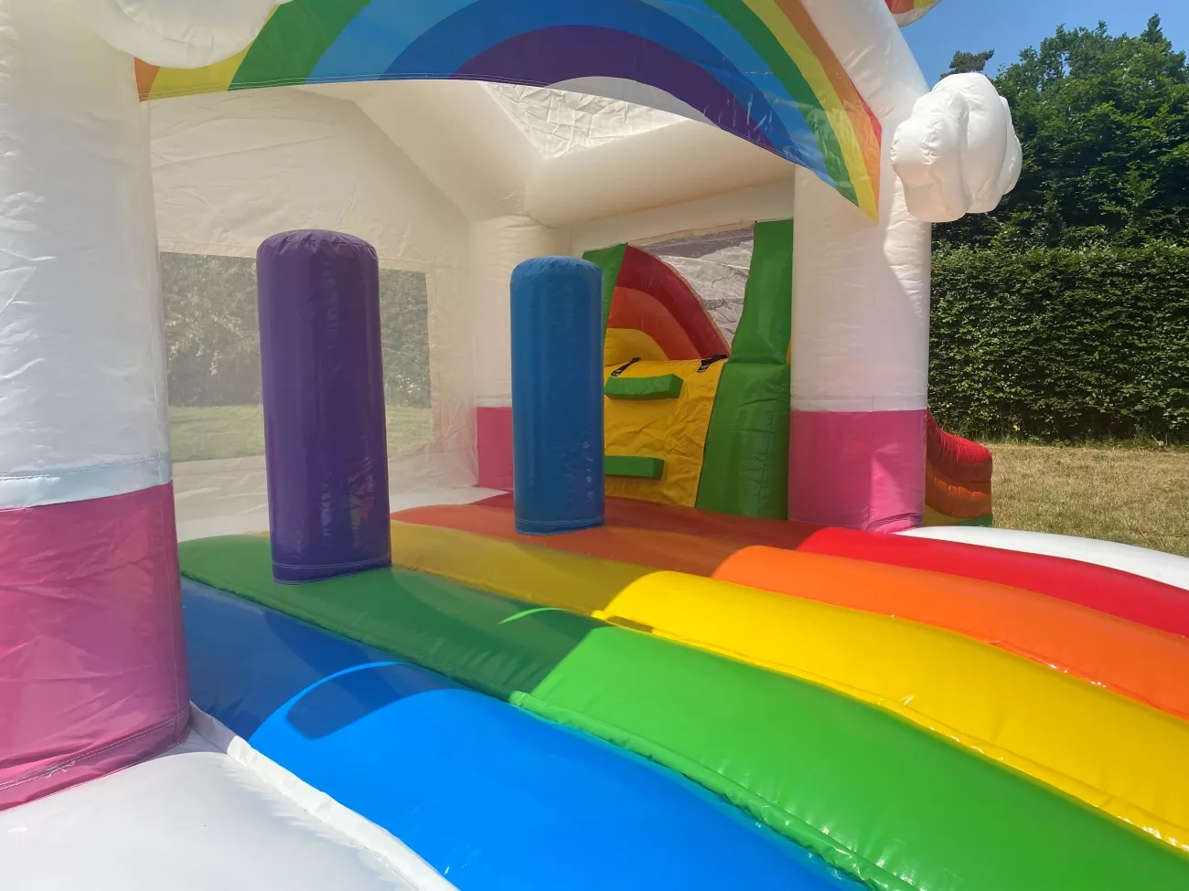 Spring Events: regenboog unicorn springkasteel
