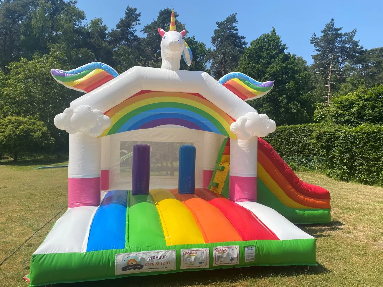 Spring Events: regenboog unicorn springkasteel